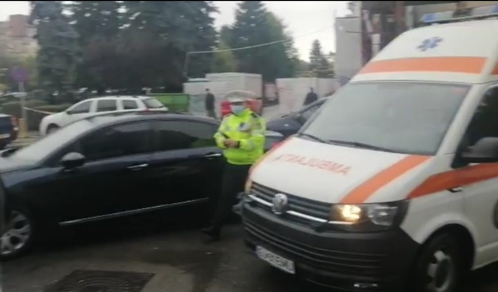 Video: A căzut din picioare pe trotuar și a făcut infarct. Asta, chiar lângă Spitalul Tudor Vladimirescu – Gorj Express