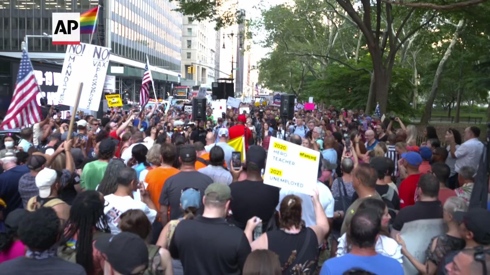Proteste masive în New York împotriva vaccinării obligatorii: Nu vom termina pânâ când nu îi vom urmări în justiție pe cei care ne-au mințit. Numeroși doctori s-au alăturat demersului | ActiveNews