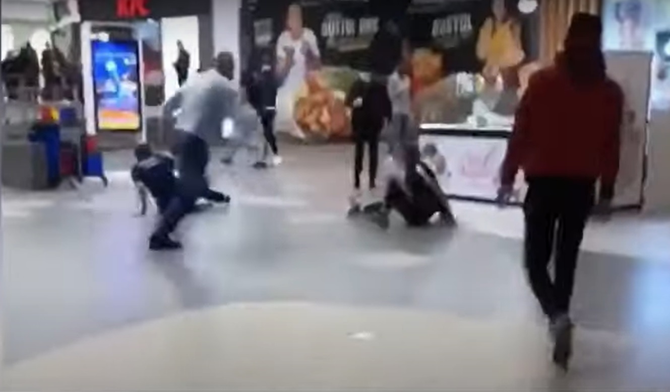 Bătaie în mall: un individ s-a enervat și a bătut un paznic care i-a solicitat certificatul verde - focuspress.ro