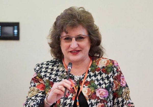 Consilierul prezidențial pe Sănătate dr. Loreta Păun, izolată la domiciliu ca suspectă de Covid deși este dublu vaccinată și avea bucurii la doza trei. GHINION | ActiveNews