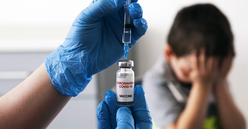 După ce părinții au respins în proporție de 92,5% vaccinarea copiilor, acum autoritățile șantajează profesorii cu vaccinarea peste 60% asmuțind părinții contra lor. Iohannis și Cîmpeanu anunță începerea școlii de pe 8 folosindu-se de tactici bolșevice | ActiveNews