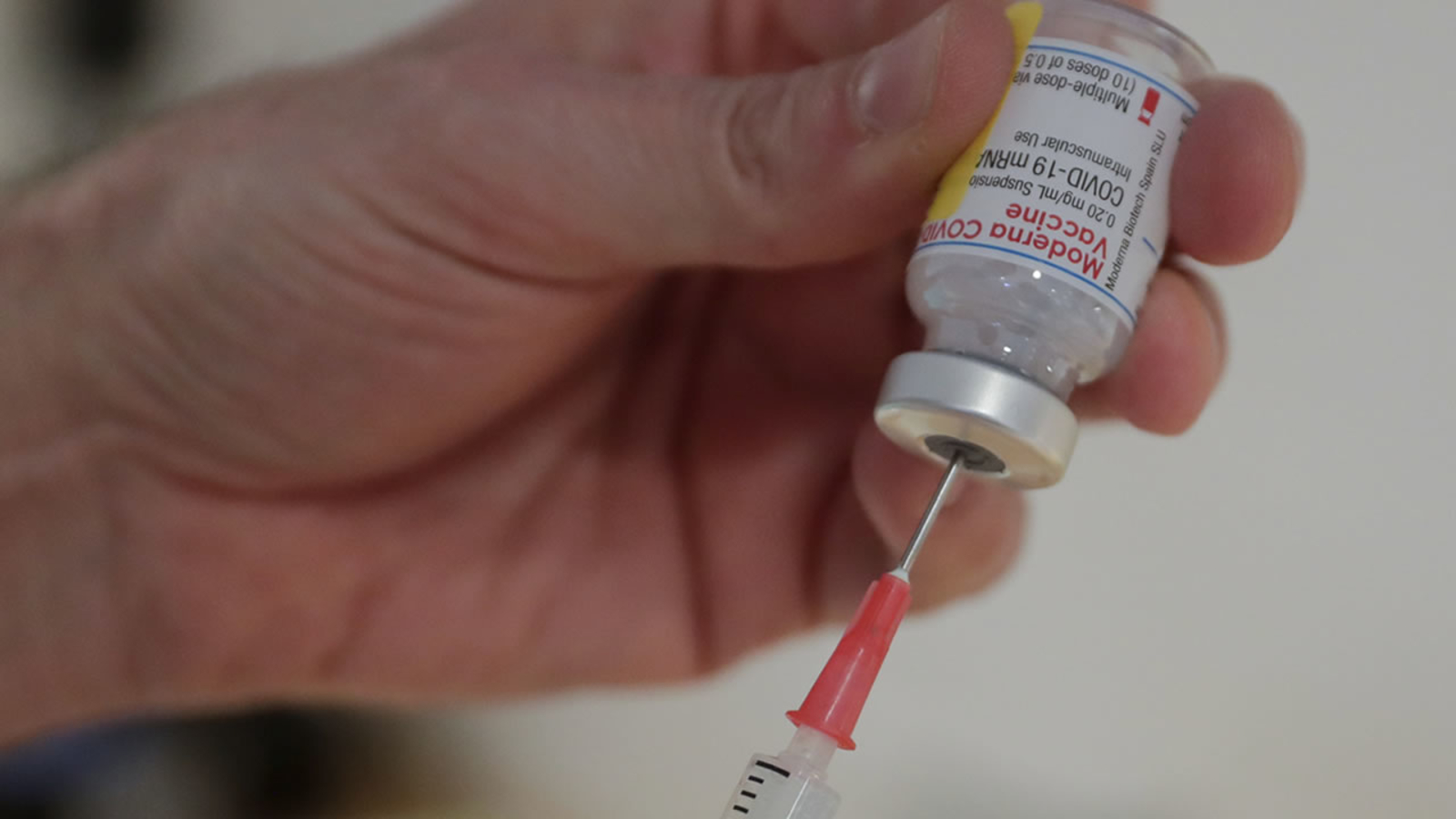 O femeie din Oradea a făcut cheaguri generalizate și a paralizat după vaccinarea cu Moderna. Soțul ei a povestit coșmarul prin care au trecut după 3 zile de la inoculare | ActiveNews