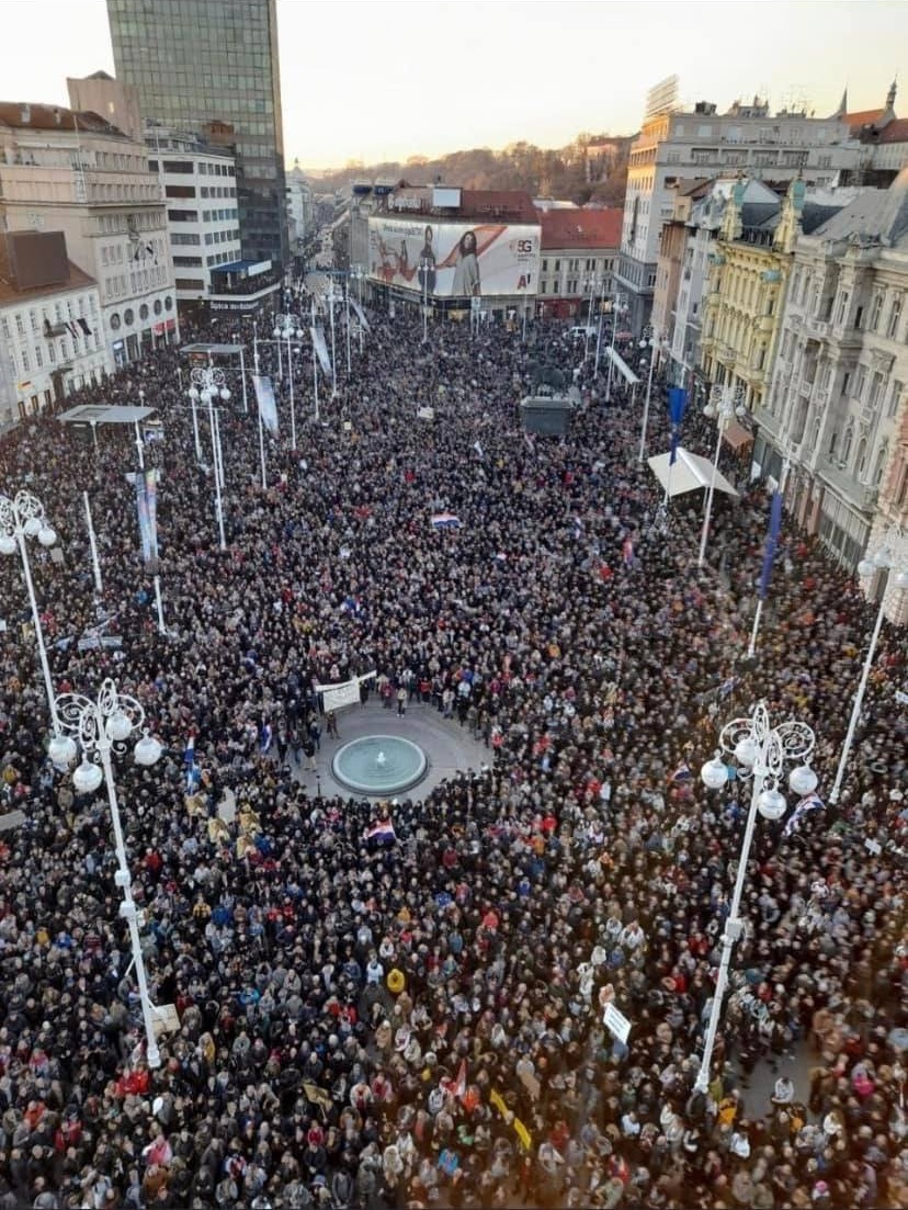 Imagini spectaculoase cu sute de mii de manifestanți din lume contra pașaportului de vaccinare și a măsurilor de carantinare forțată. FOTO / VIDEO din marile capitale ale Europei și nu numai | ActiveNews