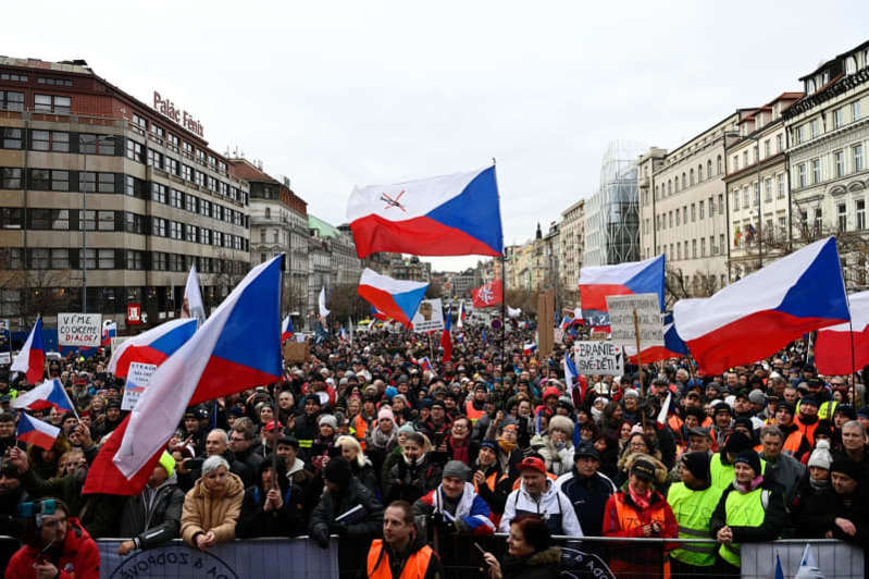 DUPĂ PROTESTELE viguroase ale polițiștilor, pompierilor și lucrătorilor medicali, Cehia RENUNȚĂ LA VACCINAREA OBLIGATORIE | ActiveNews