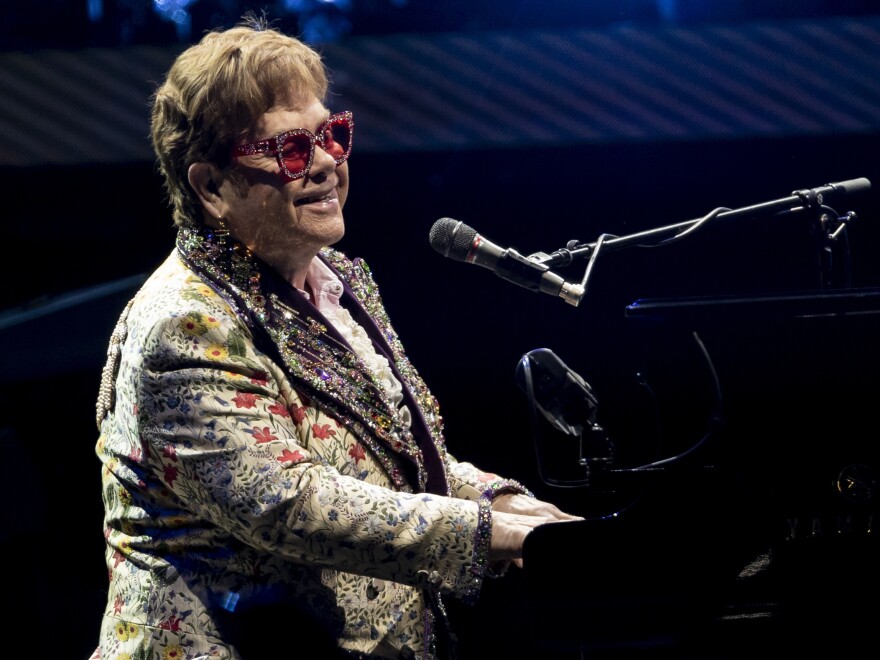 VACCINAT ȘI INFECTAT: Elton John își reprogramează spectacolele de adio din turneul texan, după ce a fost depistat pozitiv la SARS-CoV-2 chiar dacă făcuse schema „completă”, inclusiv doza de rapel | ActiveNews