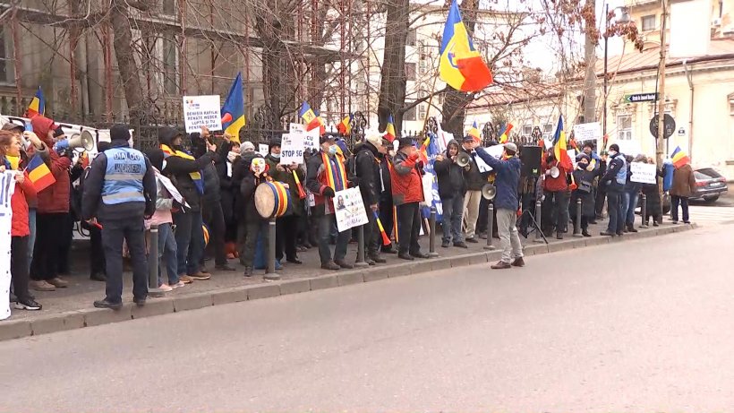 Protest în Capitală CONTRA VACCINĂRII COPIILOR. Se cere demisia lui Bode, Arafat, Rafila, Weber și Gheorghiță | ActiveNews