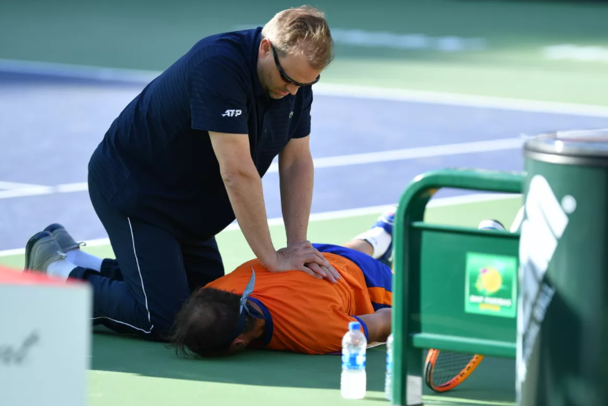 Rafael Nadal s-a prăbușit pe teren la finala turneului Indian Wells, după ce a simțit o durere ca de ac înfipt în inimă. El câștigase la Australian Open pe criterii de vaccinare Covid, după expulzarea nevaccinatului Djokovici, principalul său rival | ActiveNews