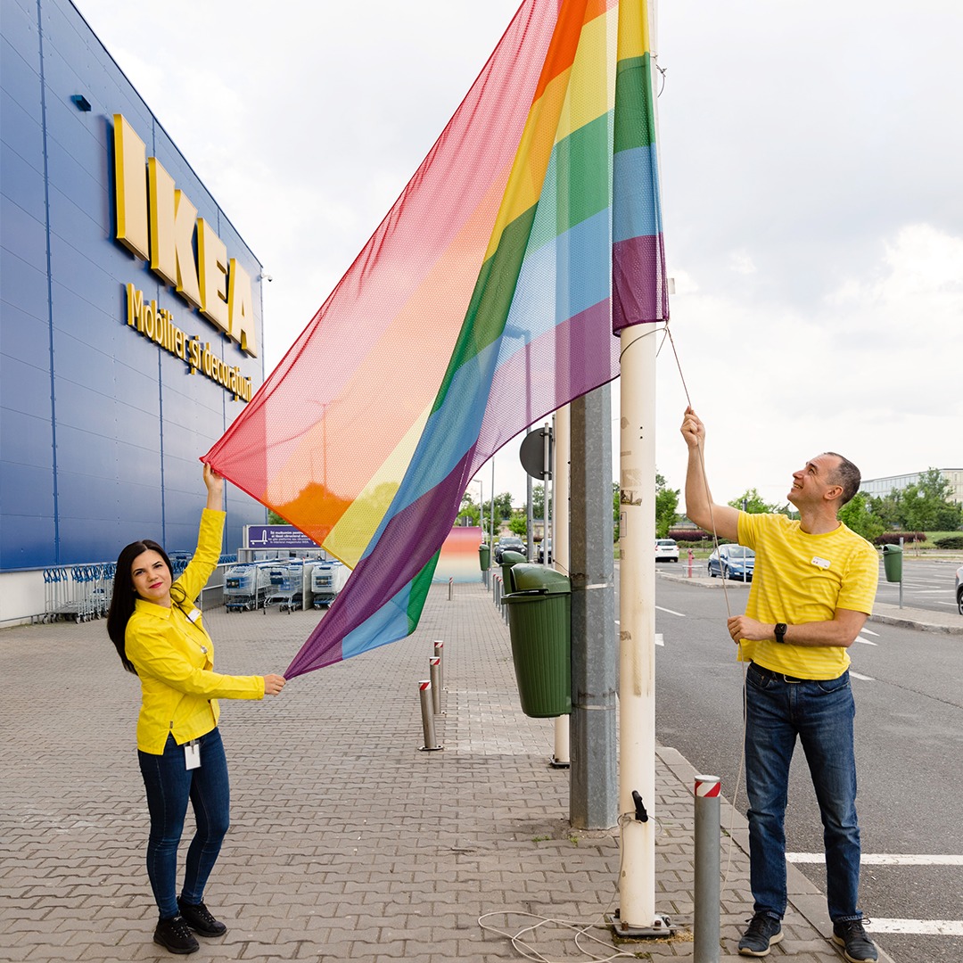 IKEA a ridicat un steag uriaș al homosexualilor în Băneasa | ActiveNews