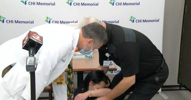 Un paznic de la un centru de vaccinare anticovid din Canada rupe tăcerea: Oamenii se prăbușeau pur și simplu. Am văzut zeci de persoane care leșinau după vaccin și alte sute care aveau reacții adverse | ActiveNews