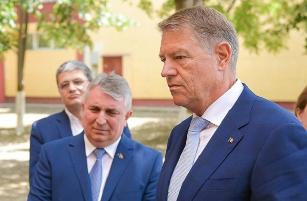 Frăgezirea lui Iohannis. Bode împins pe culoarul pe care a ieșit Câmpeanu. - Solid News