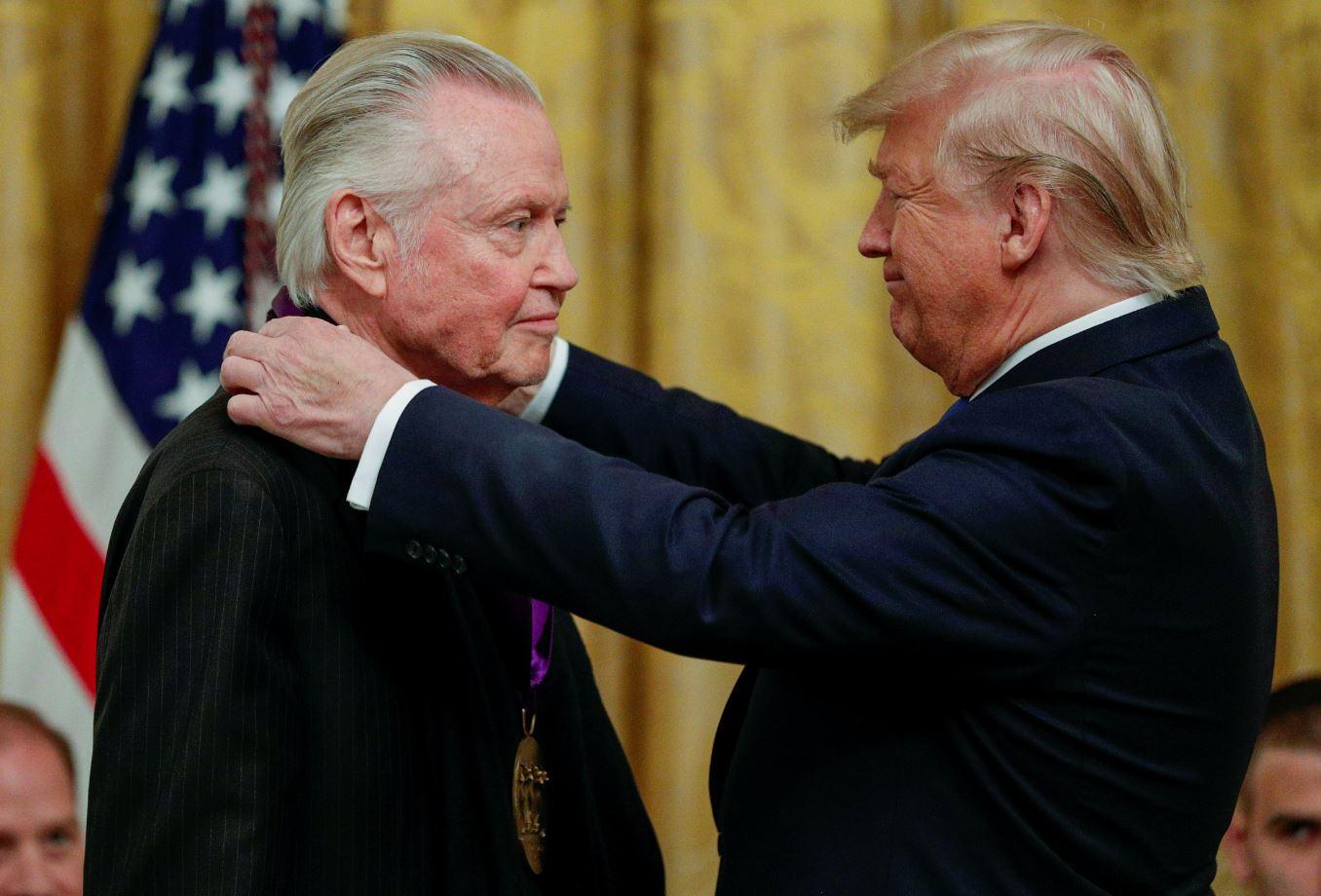 Actorul John Voight, premiat cu Oscar, apel pentru cetățenii americani: Doar Trump ne poate scoate din această mlaștină. Rugați-vă ca fostul președinte să revină în funcție | ActiveNews