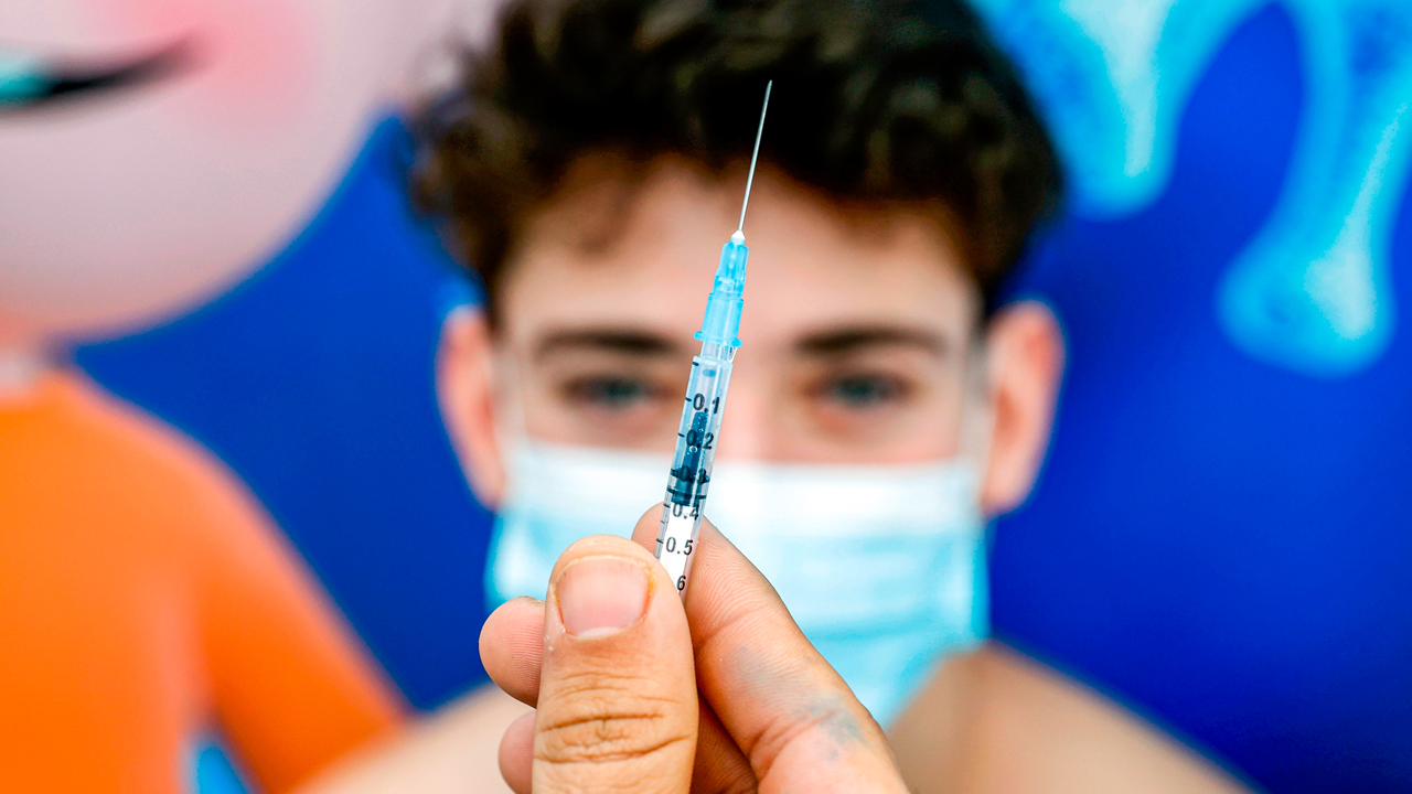 Adolescent cu miocardită după vaccinul Covid (II) – noi date: riscul de miocardită după a doua doză la bărbații între 18 și 24 de ani, de 61 de ori mai mare decât riscul spitalizării din cauza reinfectării – grafice. Tot mai mulți medici sparg tăcerea | ActiveNews