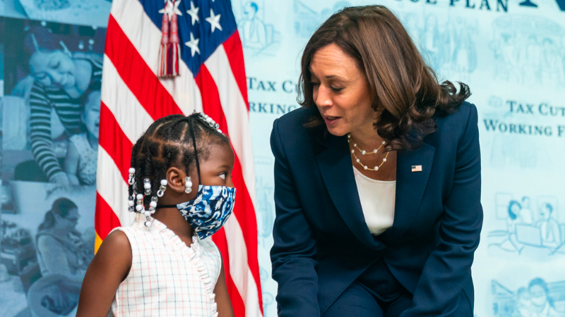 FĂRĂ CUVINTE! Kamala Harris apare fără mască la o întâlnire cu o fetiță care purta mască. Reacția Twitter: Chiar îl forțezi pe acest copil să poarte o mască în timp ce tu respiri liber. Ești o glumă | ActiveNews