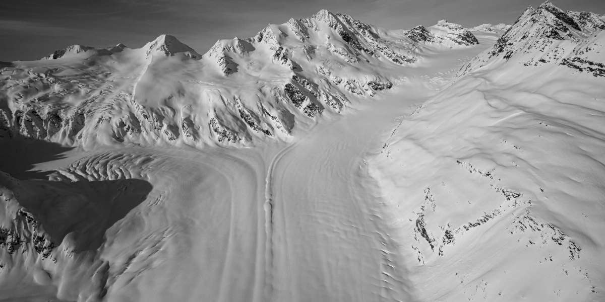 Your Guide to the Best Heli Skiing in Alaska