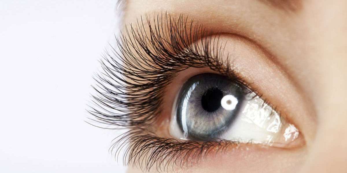 Eyelash Transplant vs. Eyelash Extensions: Pros and Cons