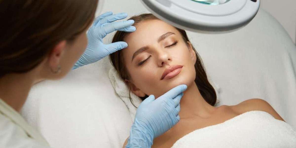 What Are the Signs That I Need to Visit a Dermatologist in Dubai Immediately?