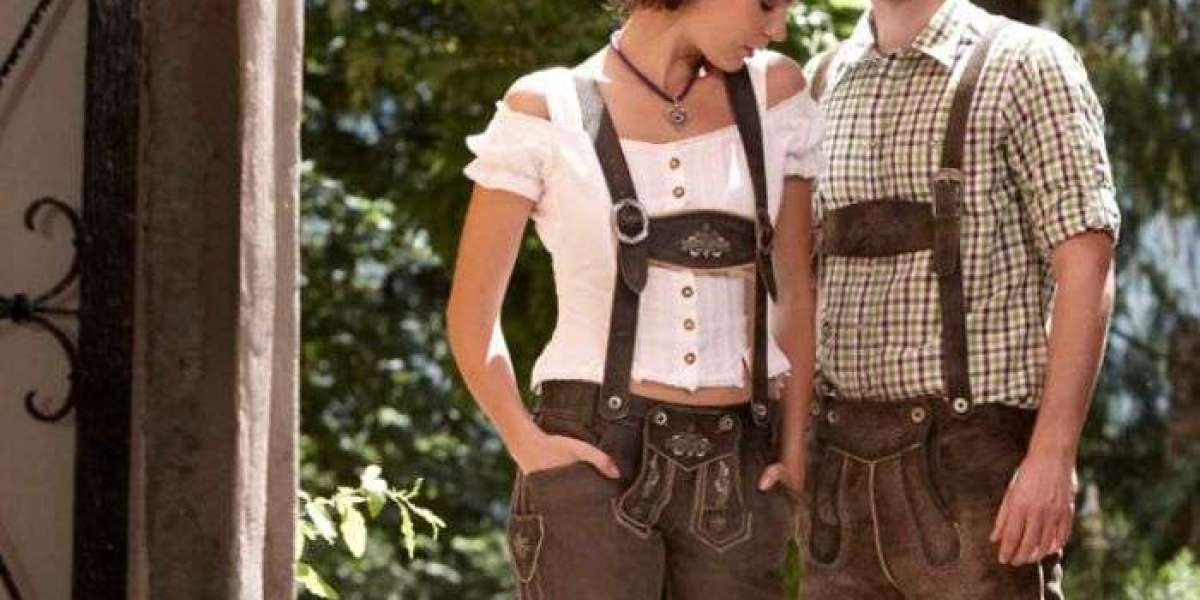Which Items Make Up a Traditional Men's Oktoberfest Outfit?